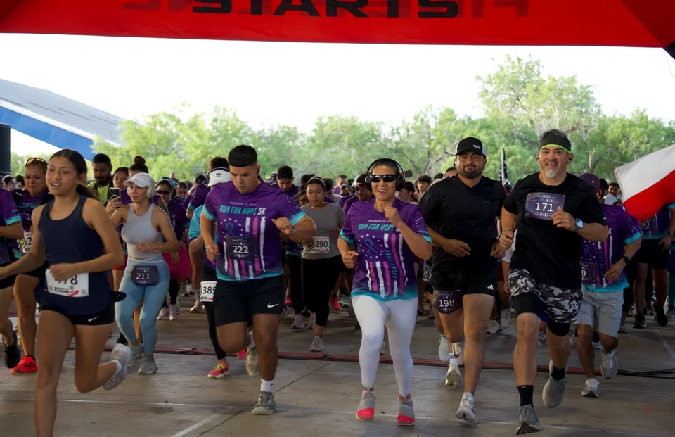 Runners setting off together at the 2026 ISGOD Run for Hope 5K